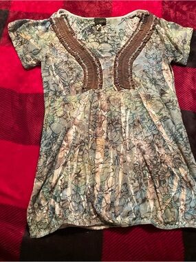 Daytrip Blue-Green Floral Short Sleeve Top with Brown Trim